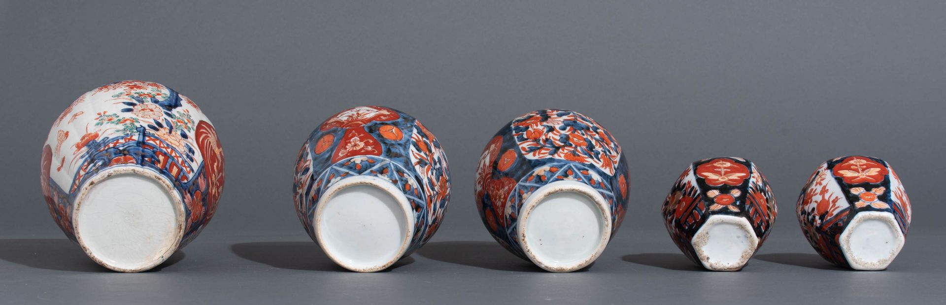 A collection of five Japanese Imari vases and covers - Image 7 of 9
