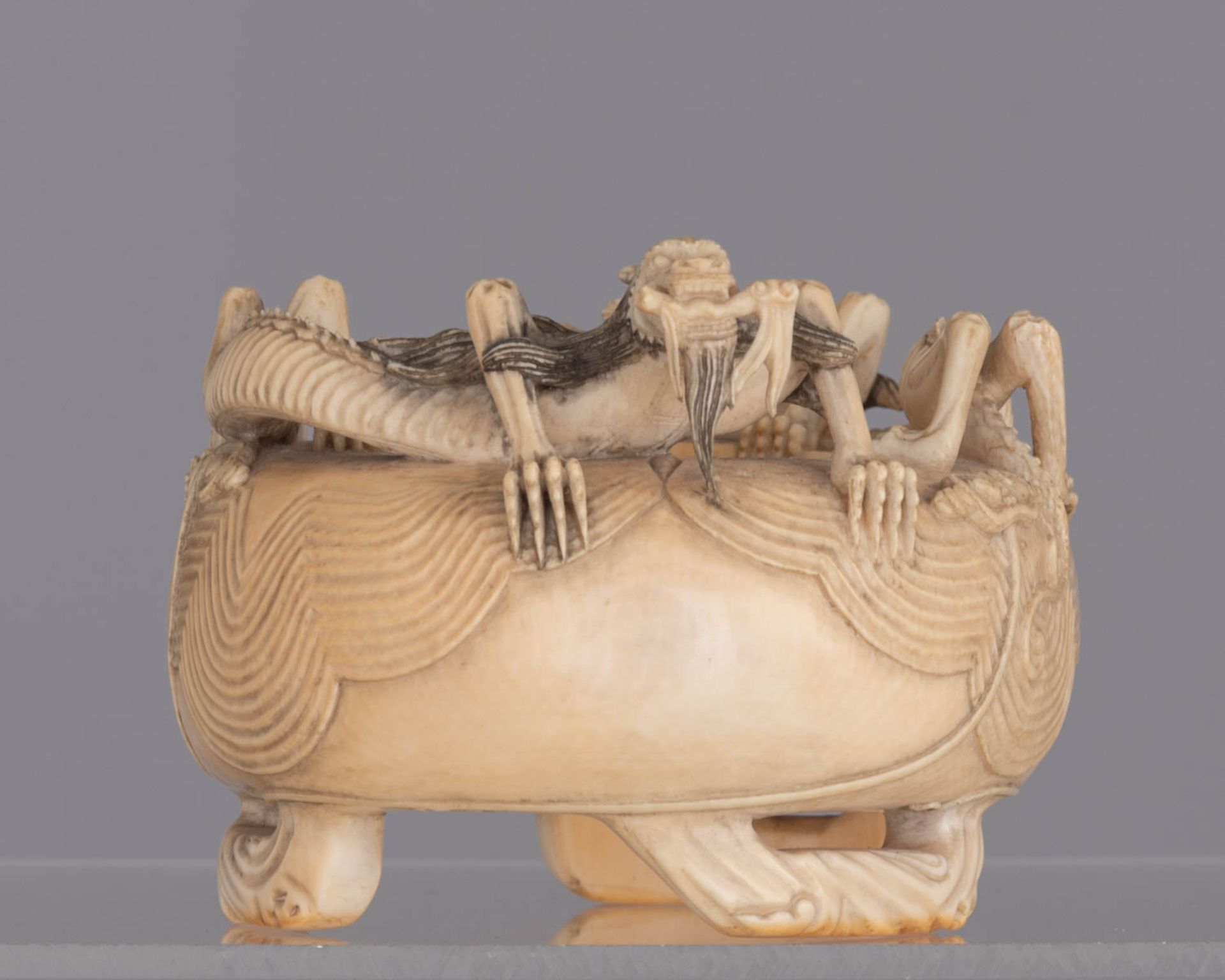 A rare South-East Asian ivory phantasy jar in the shape of a fake brush washer with inside - Bild 5 aus 8