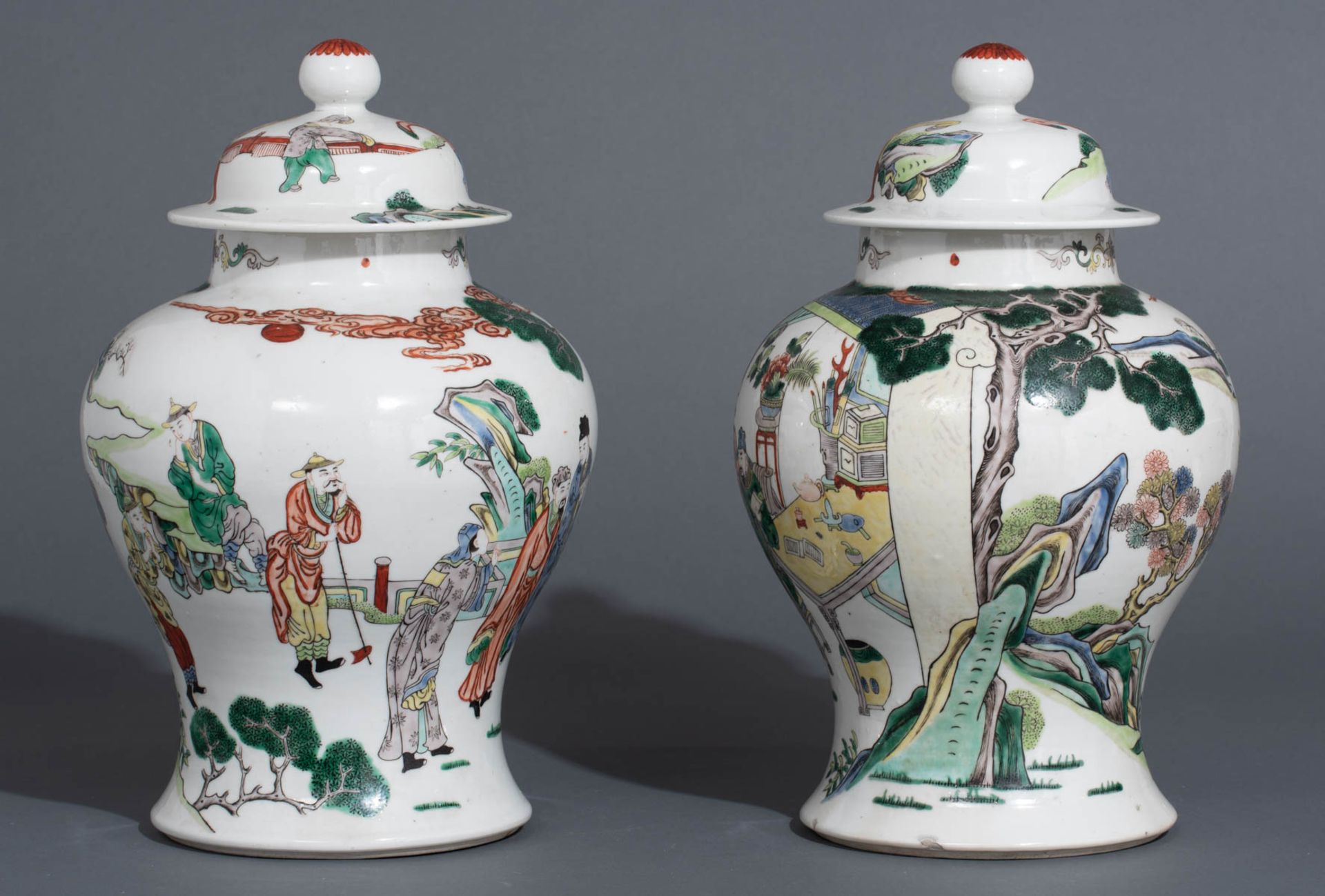 Two Chinese polychrome vases and covers - Bild 3 aus 7