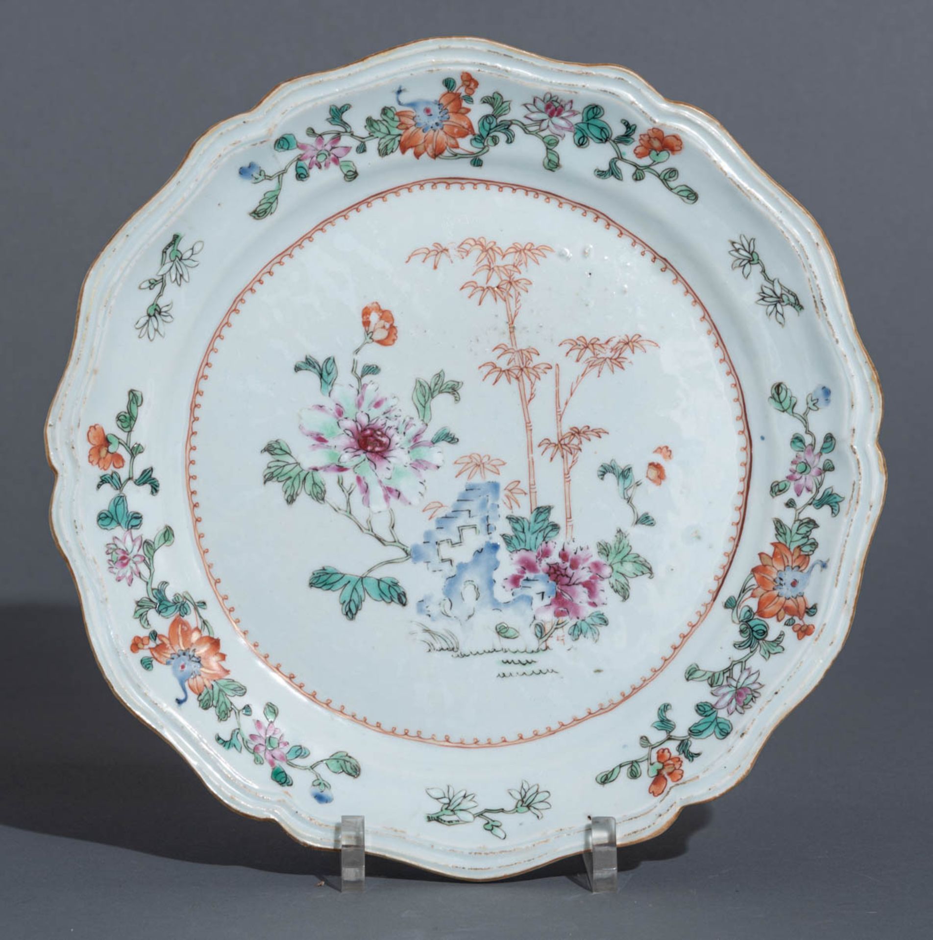 Three Chinees famille rose flower-shaped export porcelain plates - Bild 6 aus 9
