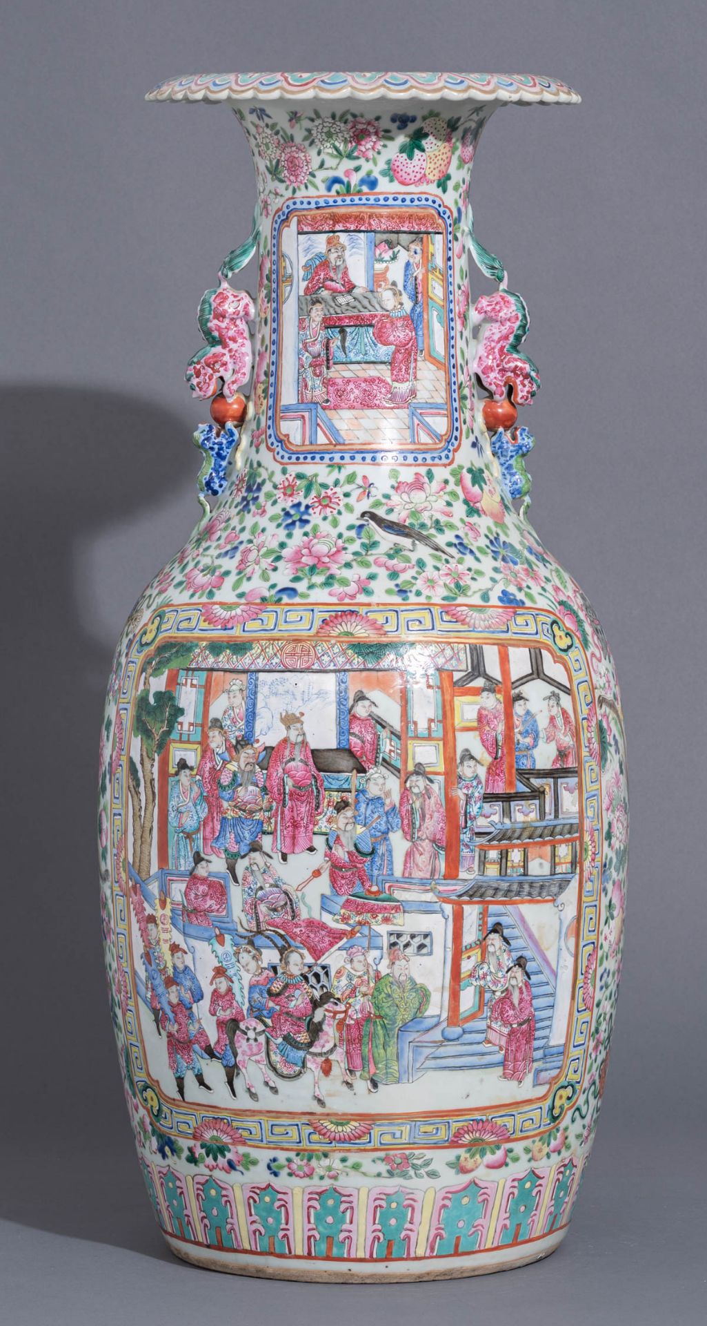 A large Chinese famille rose vase - Bild 2 aus 7