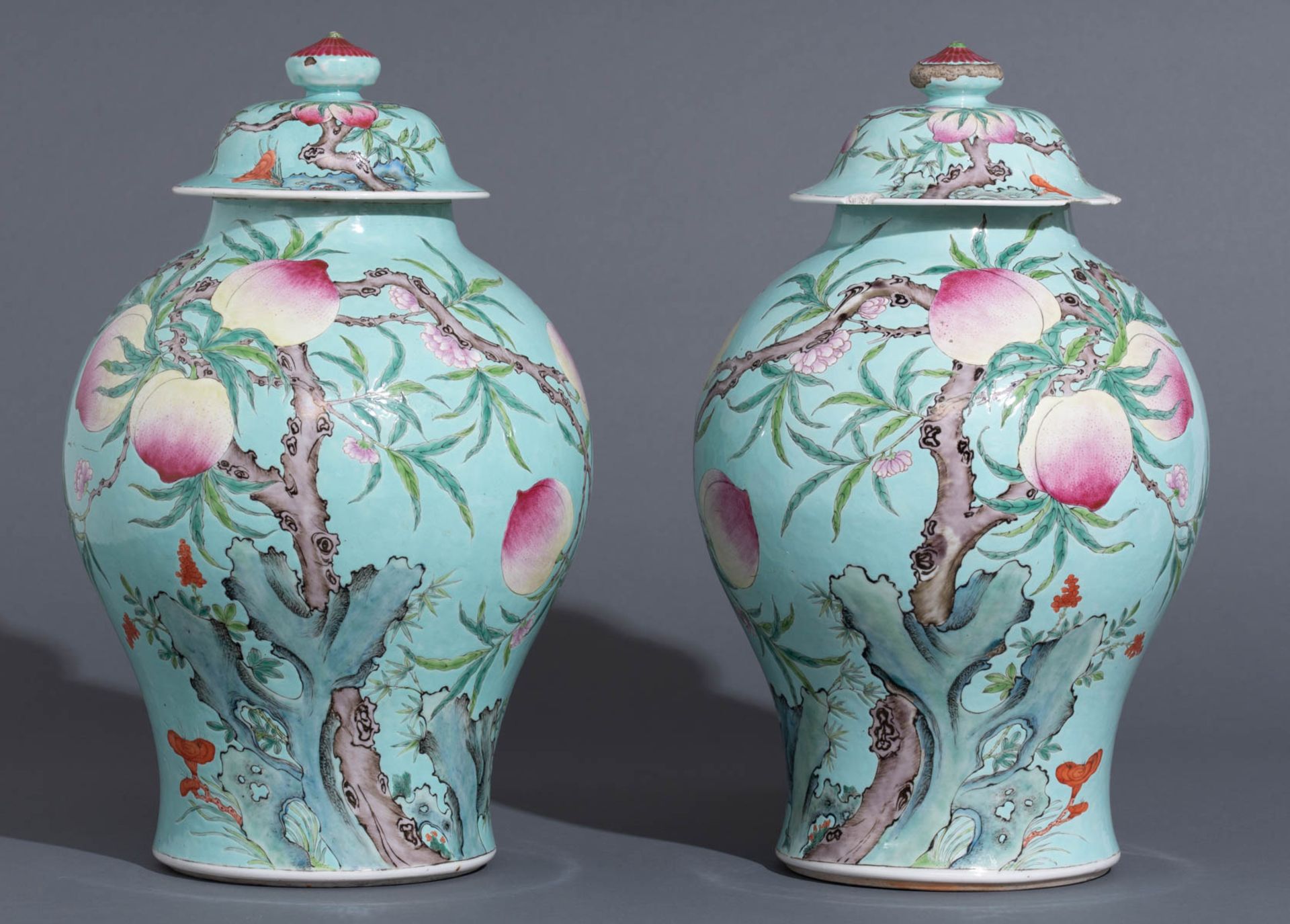 A pair of turquoise ground covered vases - Bild 2 aus 9