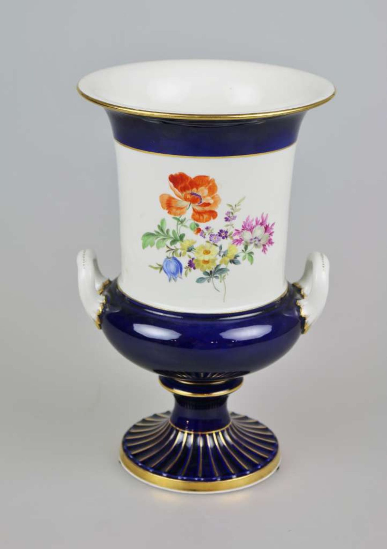 Meissen um 1900, Kratervase mit Blumenbouquets, weisser Font mit Königsblau und Goldstaffage,