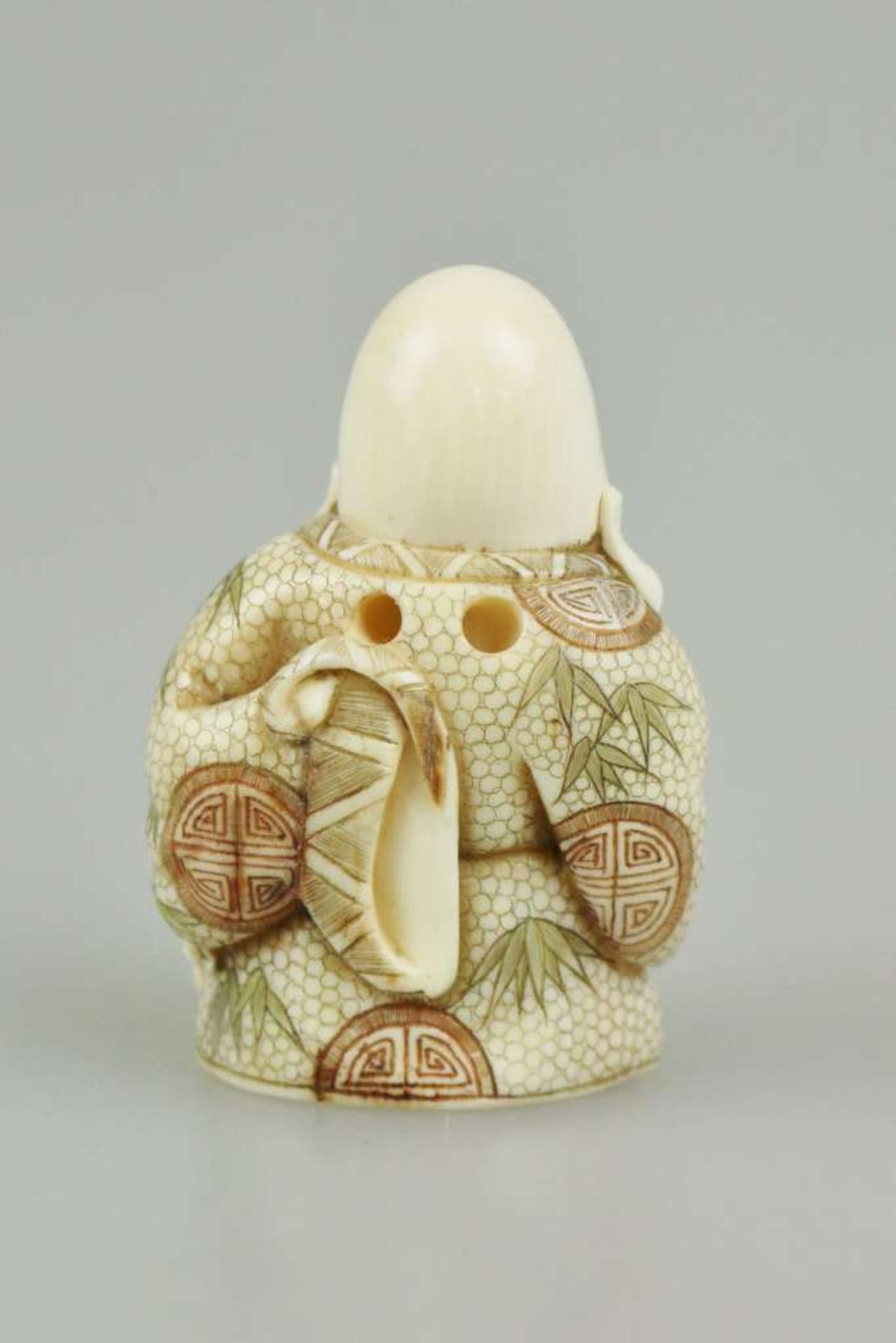 Netsuke, Japan, wohl 19. Jh., Glücksgott Jourojin mit partiell farbigem Umhang, Elfenbein, am - Bild 3 aus 4