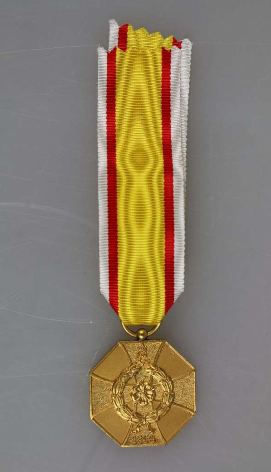 Lippe-Detmold, Kriegs-Ehrenmedaille am Band für Verdienst im Feindesland, Buntmetall vergoldet,