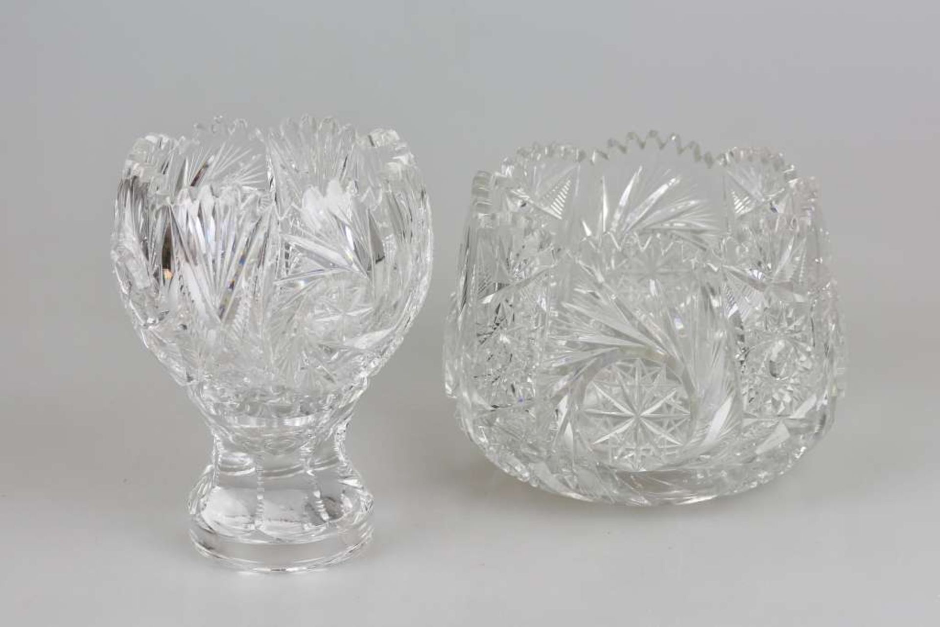 Zweiteilige Tischaufsatz aus facettiertem Bleikristall in Form eines Pokales, massiv beschliffen, - Bild 2 aus 2