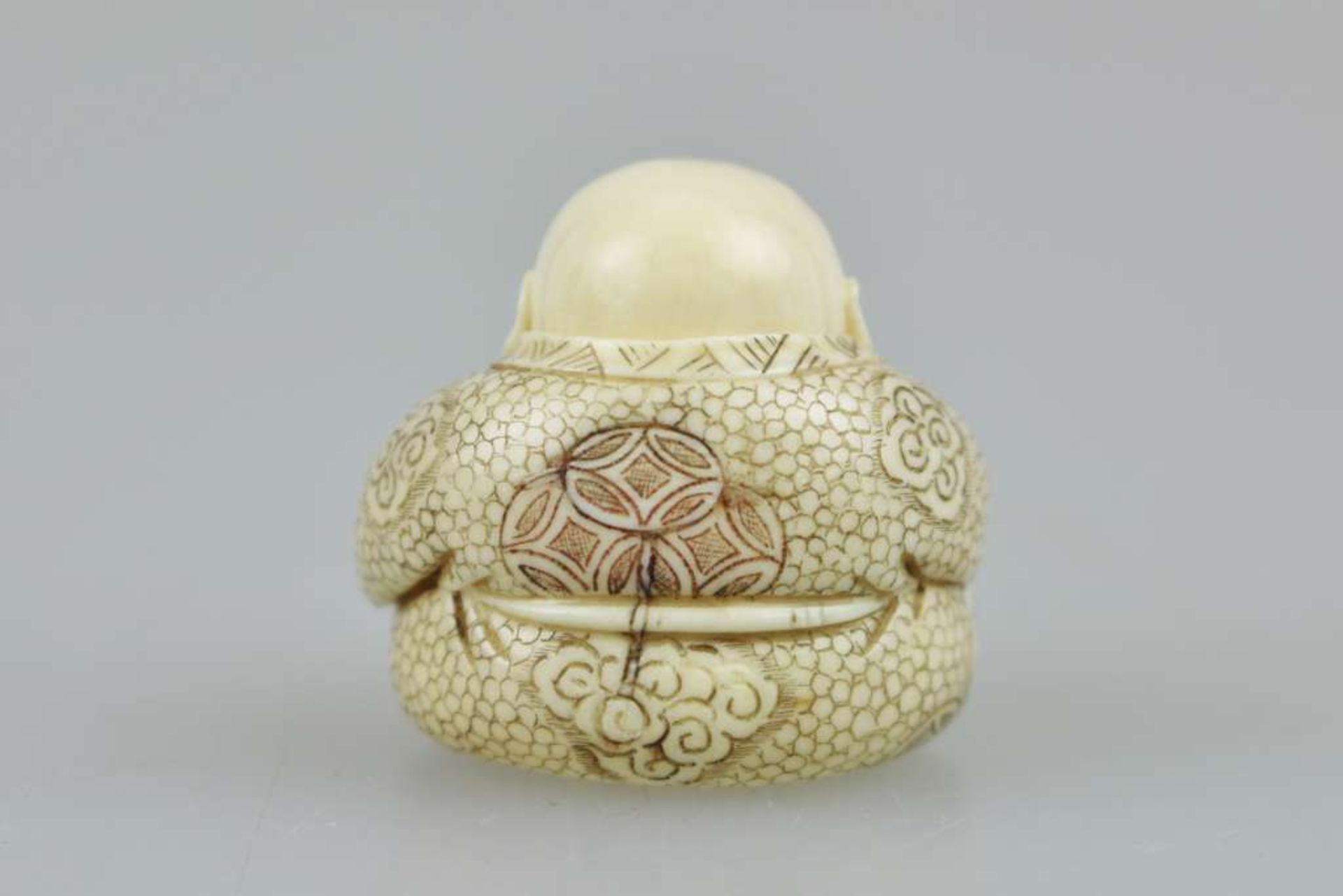 Netsuke, Japan, wohl 19. Jh., kleiner, sitzender Buddha, Elfenbein, am Boden signiert, H.: ca. 3 - Image 3 of 4