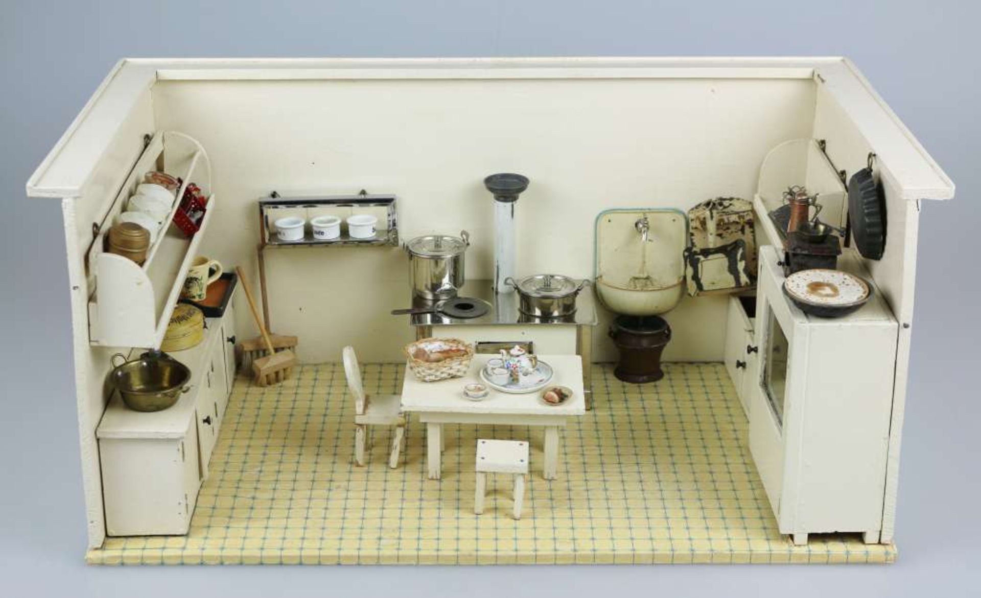 Puppenstube "Küche", 1. H. 20. Jh., 1-Raum, Boden mit Kachelmuster-Tapete, Inhalt: Möbelgarnitur aus