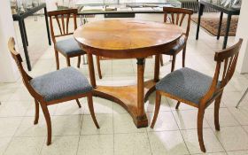 Tisch mit vier Stühlen, Biedermeier, Obstholz. Tisch D. 104, H. 80 cm. Alters- und