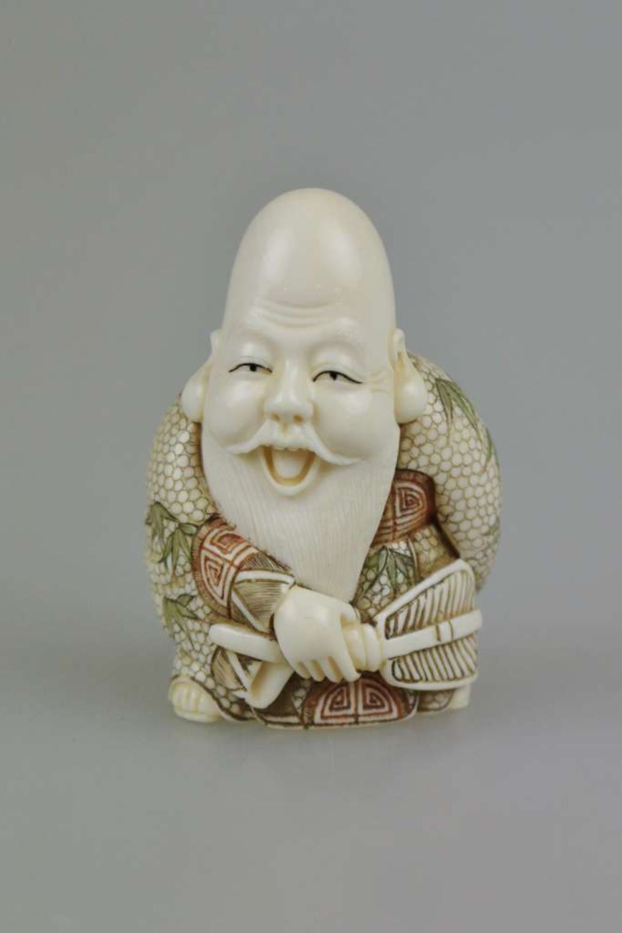 Netsuke, Japan, wohl 19. Jh., Glücksgott Jourojin mit partiell farbigem Umhang, Elfenbein, am - Bild 2 aus 4