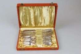 Fischbesteck, 12-teilig, wohl um 1900, je 6 Messer und Gabeln, 800er Silber, Stiele mit