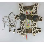 Ritueller Körperschmuck/ Fruchtbarkeitsritual, Afrika, Textilband mit zahlreichen Kaurimuscheln,