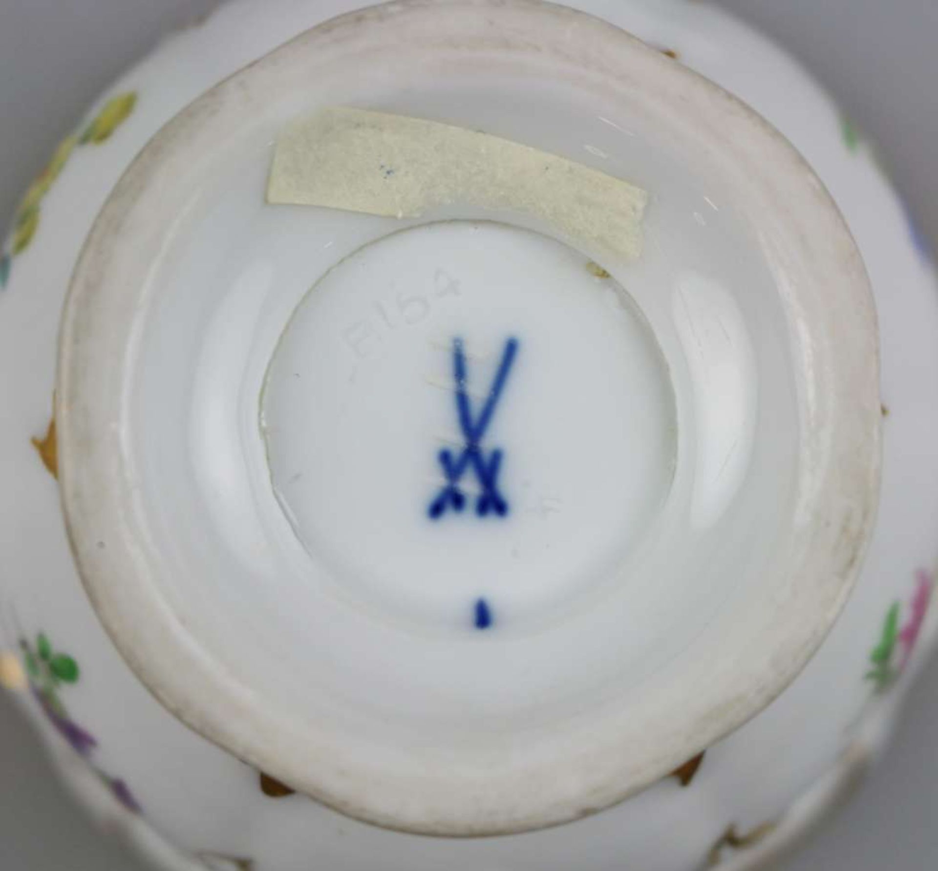Meissen Prunktasse mit Untertasse "B-Form", Streublümchen mit reicher Goldstaffage, unterglasurblaue - Bild 3 aus 3