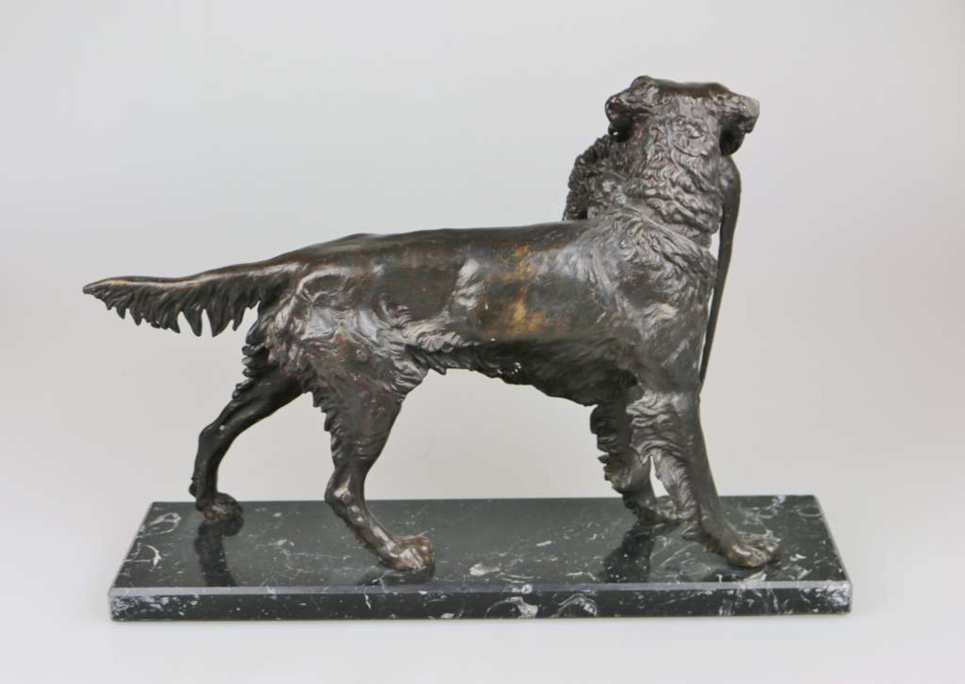 Jagdhund mit erlegtem Fasan im Maul, Metallguss patiniert, 20. Jh., auf marmorierter Steinplinthe - Bild 2 aus 2