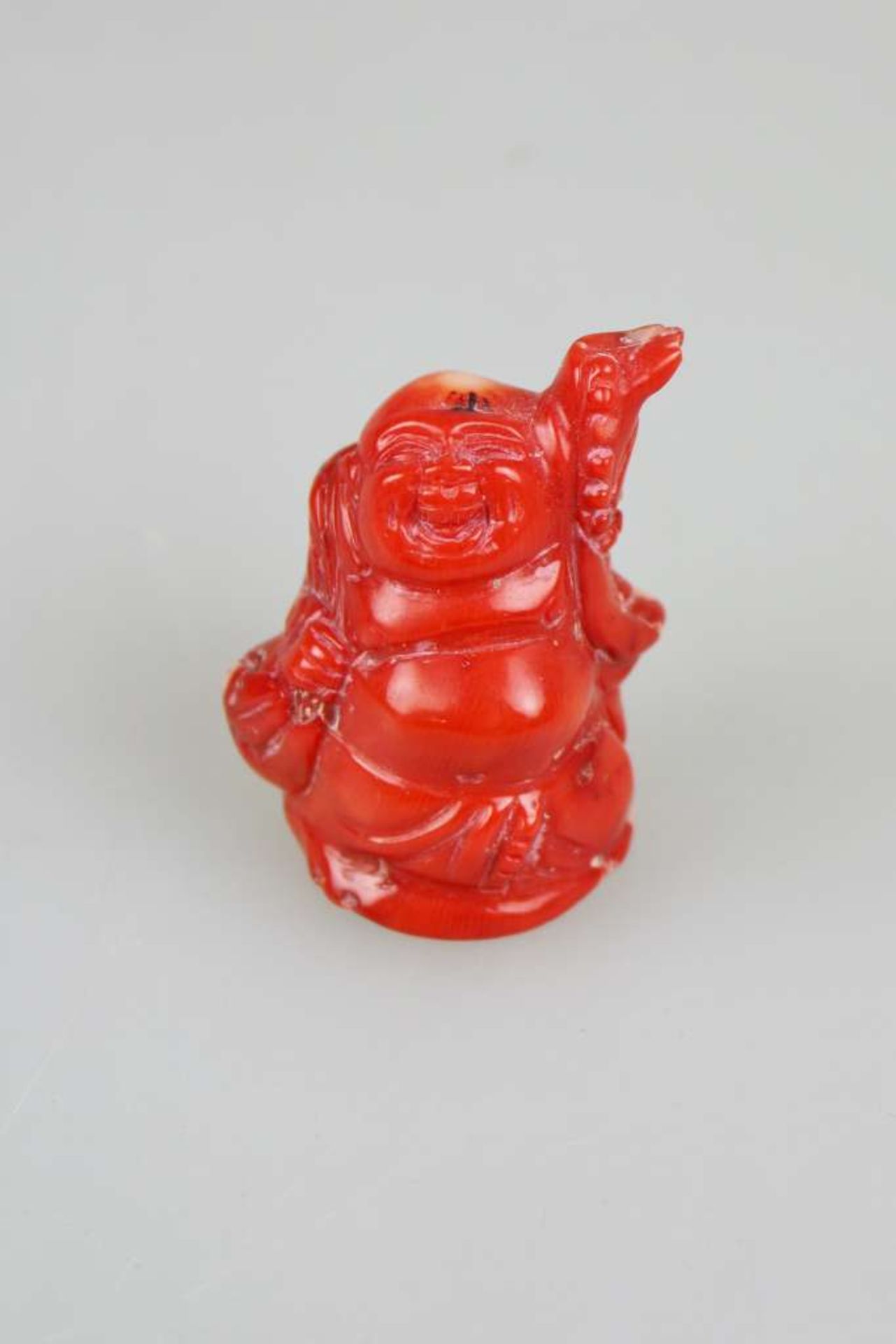 Okimono, Japan, wohl 19. Jh., Buddha Hotei, Koralle, H.: ca. 4 cm.