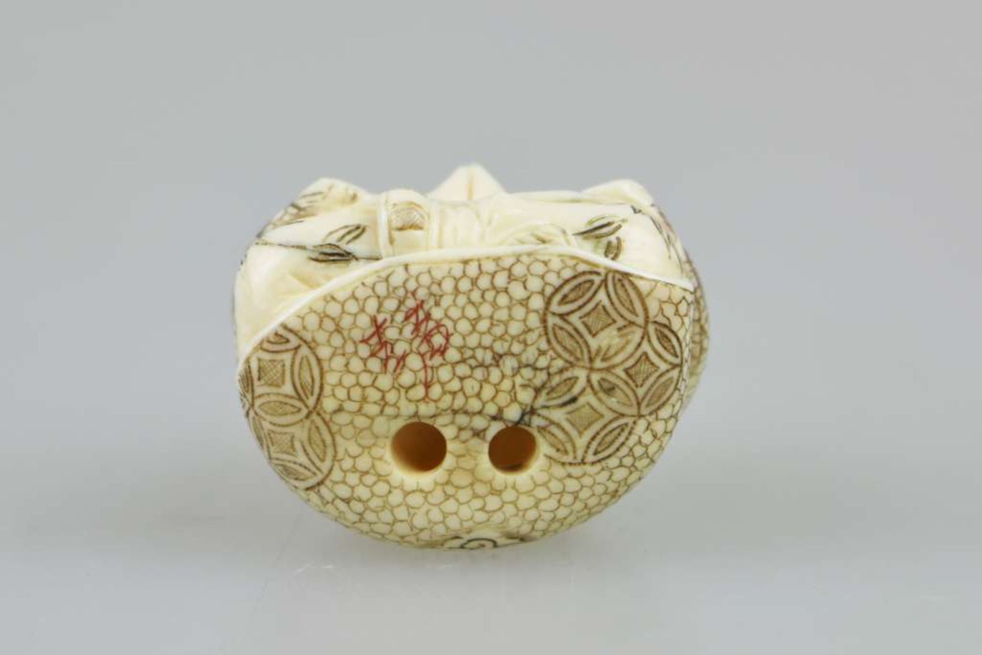 Netsuke, Japan, wohl 19. Jh., kleiner, sitzender Buddha, Elfenbein, am Boden signiert, H.: ca. 3 - Bild 4 aus 4