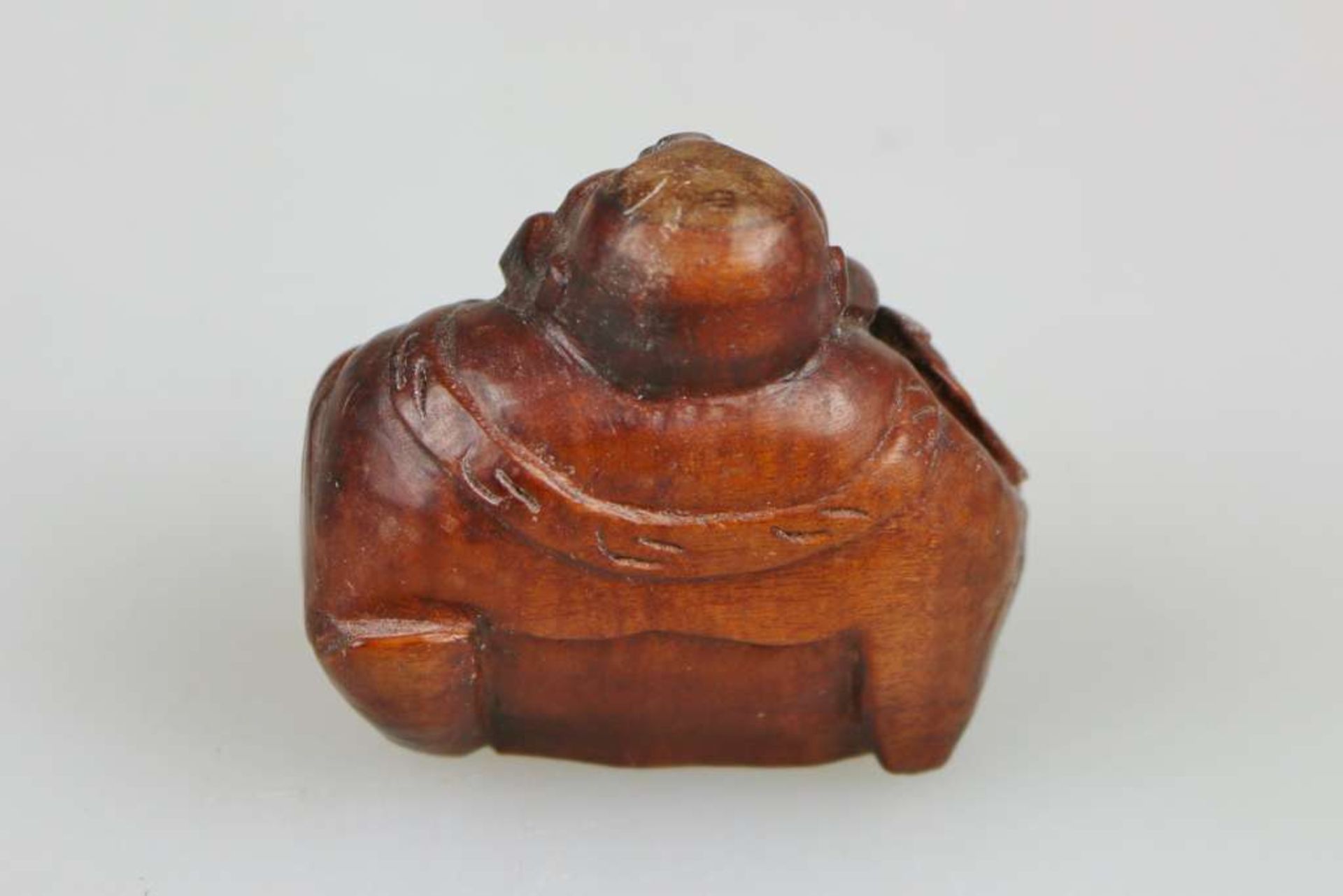 Okimono, Japan, wohl 19. Jh., sitzender Buddha Hotei, Holz, H.: ca. 5 cm. - Bild 2 aus 2