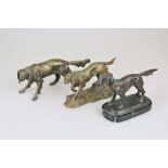 Konvolut von 3 Setterfiguren, wohl Bronze, 20. Jh., zwei Hunde auf Plinthe moniert, 1x auf