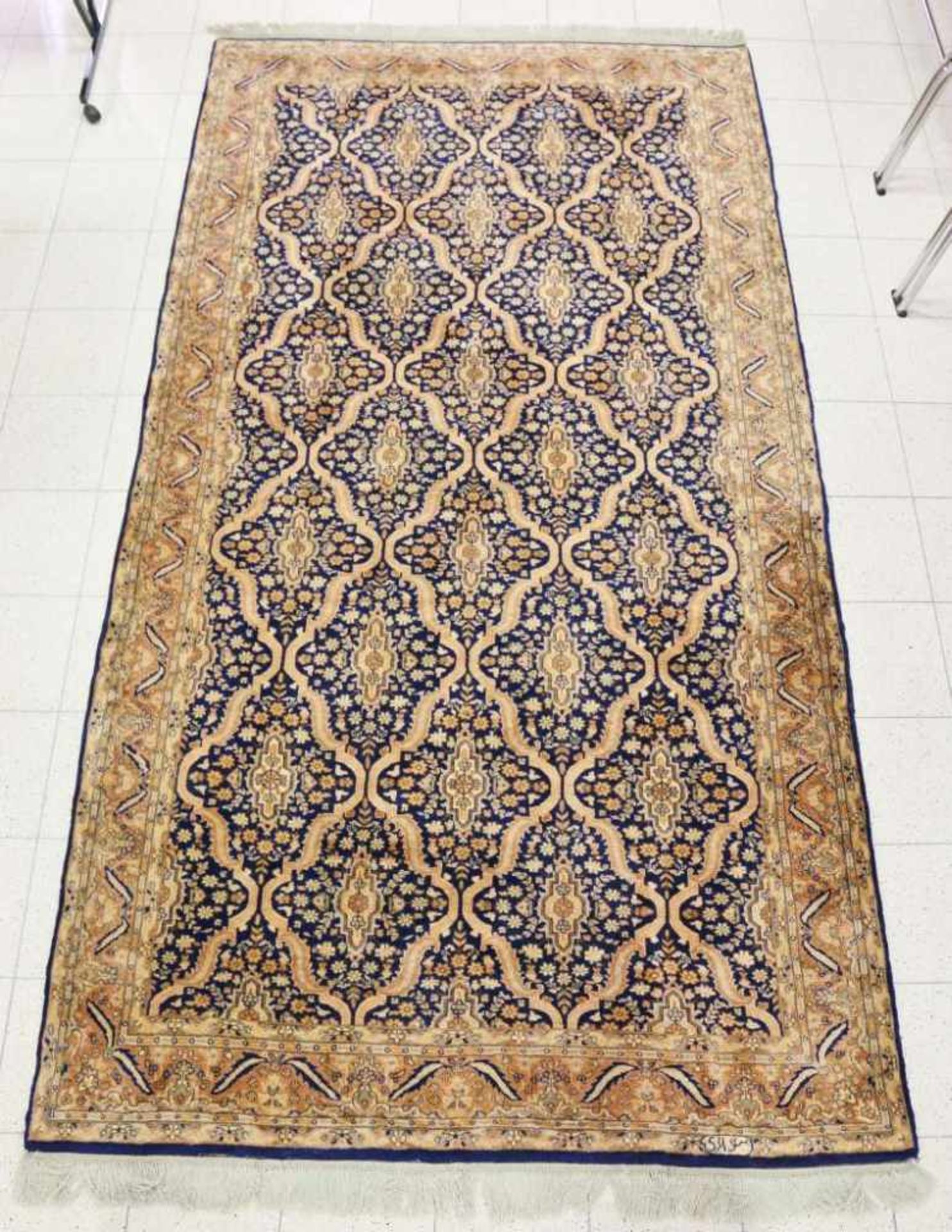 Teppich, Persien, wohl Isfahan, 20. Jh., Wollflor, rautiertes Hauptfeld mit Blüten- und