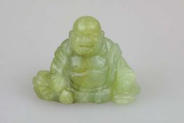 Okimono, Japan, wohl 19. Jh., sitzender Buddha Hotei, Jade, fein gearbeitet, H.: ca. 4,5 cm.