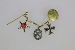 Miniaturkette mit 3 Auszeichnungen von Godet, Eisernes Kreuz 2. Klasse 1914, Verwundetenabz.