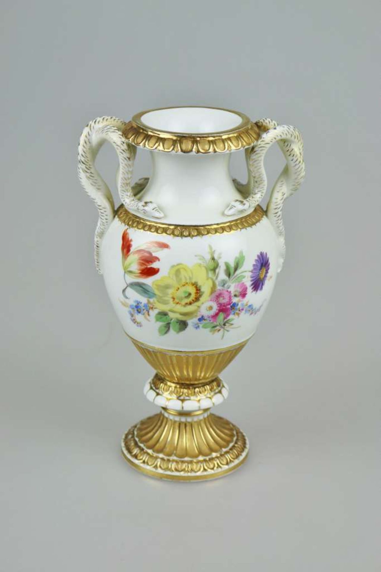 Meissen, Schlangenhenkelvase um 1900, Balusterform, trichterförmiger Standfuß, seitliche Handhaben - Bild 2 aus 3