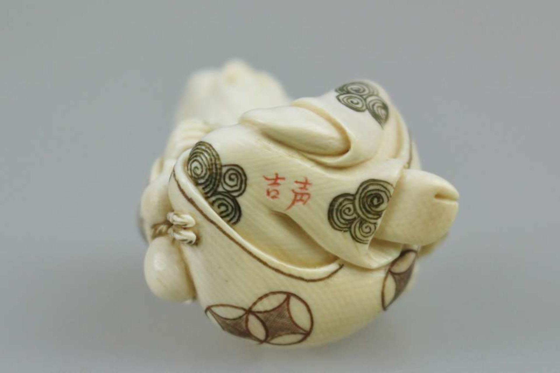 Netsuke, Japan, wohl 19. Jh., sitzender, alter Mann mit Kind auf der Schulter, Elfenbein, am Boden - Bild 4 aus 4