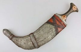 Jemen, Jambya um 1900, typische Eisenklinge, Horngriff mit Nägelschlag, Griffvorderseite mit 2
