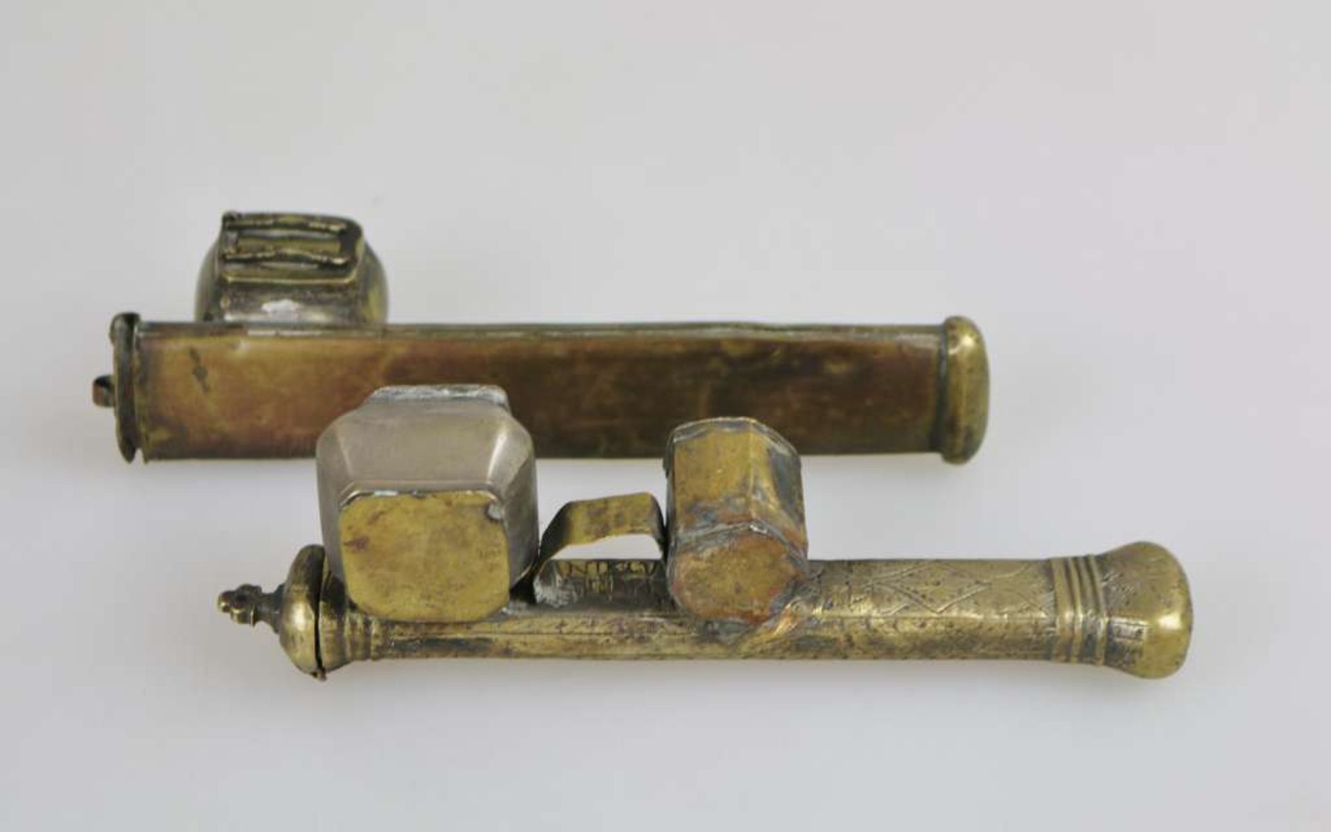 Paar Reiseschreibzeuge, 19. Jh., Kupfer und Messing, aufklappbarer Tintenbehälter und hohle Griffe - Image 3 of 3