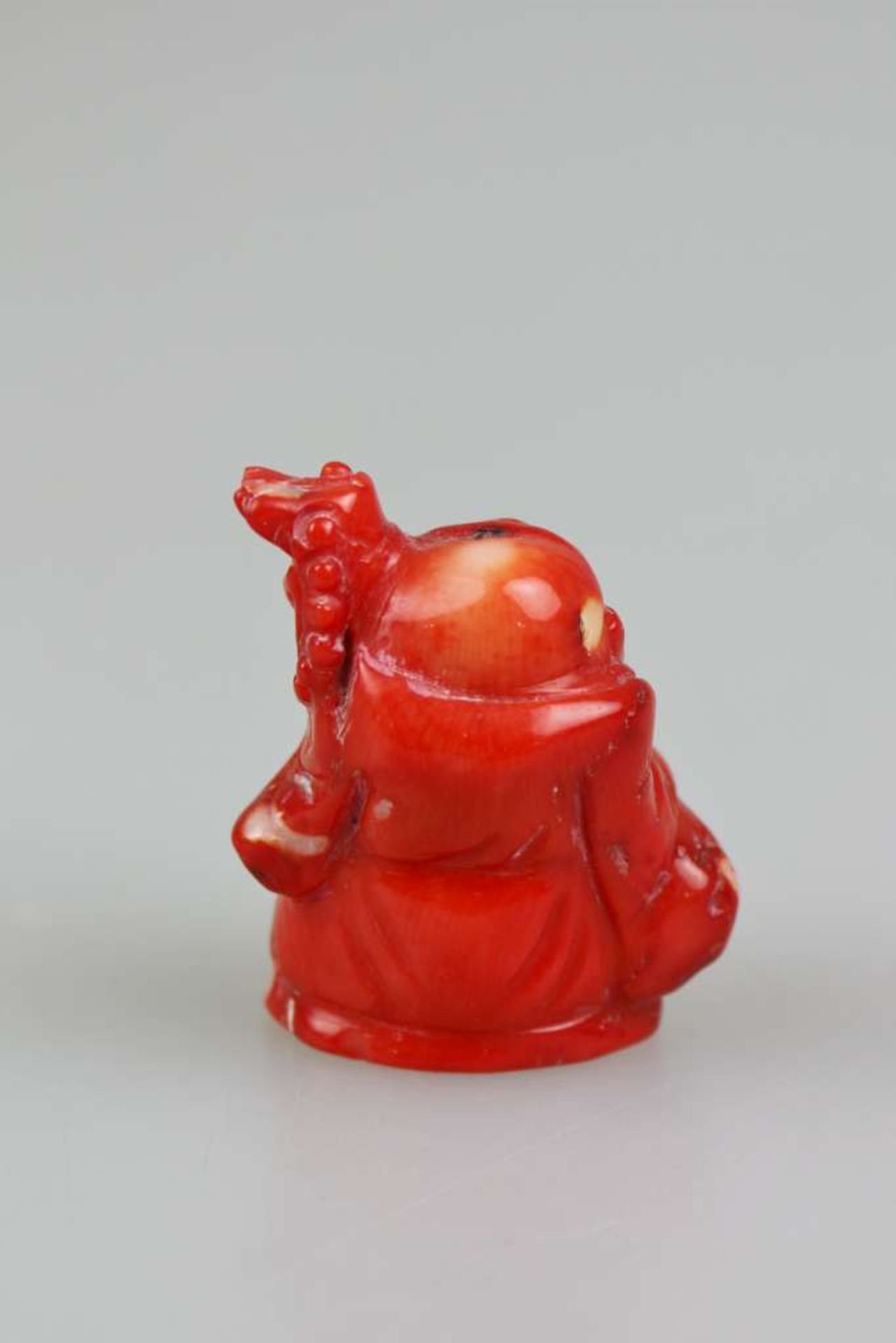 Okimono, Japan, wohl 19. Jh., Buddha Hotei, Koralle, H.: ca. 4 cm. - Bild 2 aus 2