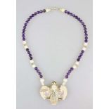 Kette mit Anhänger in Form eines Engels, Perlen wohl aus Amethyst, Bein und Metall, Anhänger aus