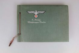 Fotoalbum Wehrmacht 5. Komp. Wachtruppe Berlin, grüner Einband mit geprägtem silbernen Hoheitsadler.