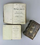 Drei Bücher Sakrale Literatur: Die Bibel, Stuttgart 1821, LEinband; wohl Cithara Sanctorum. Pjsne