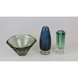 Drei Teile Rauchglas, Skandinavien, 60er/ 70er Jahre: Vase mit grünem Unterfang, Skruf, Entwurf