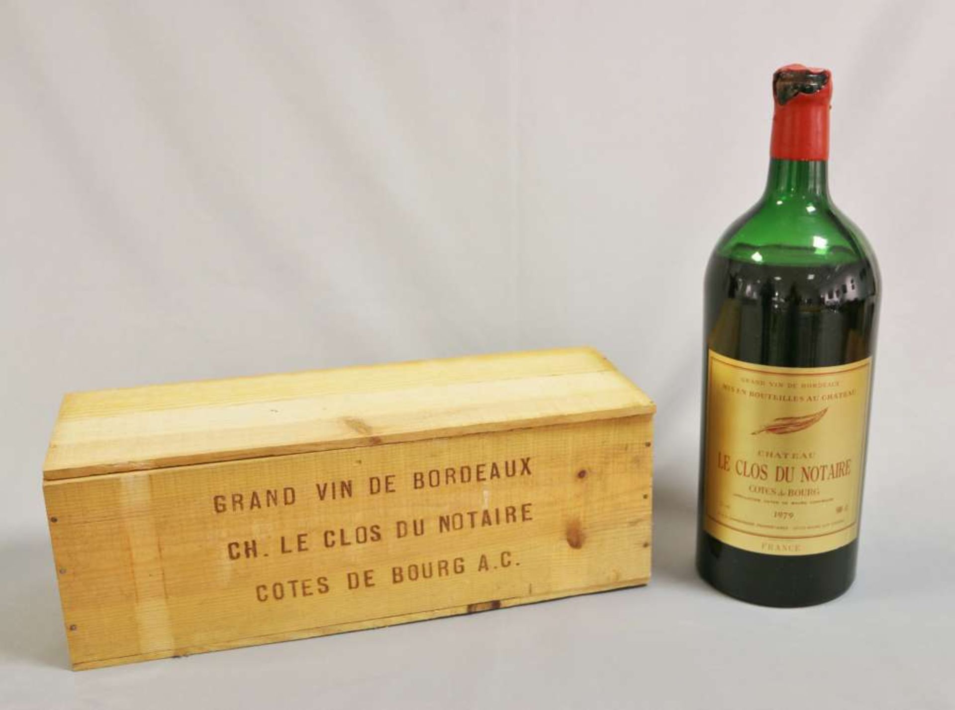 Rotwein, Flasche Château Clos du Notaire Côtes de Bourg 1979, 500 cl, Wachssiegel beschädigt.