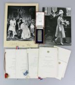 Royale Ephemera, Konvolut Ehrengeschenk von Königin Elisabeth II, bestehend aus: einem Dunhill