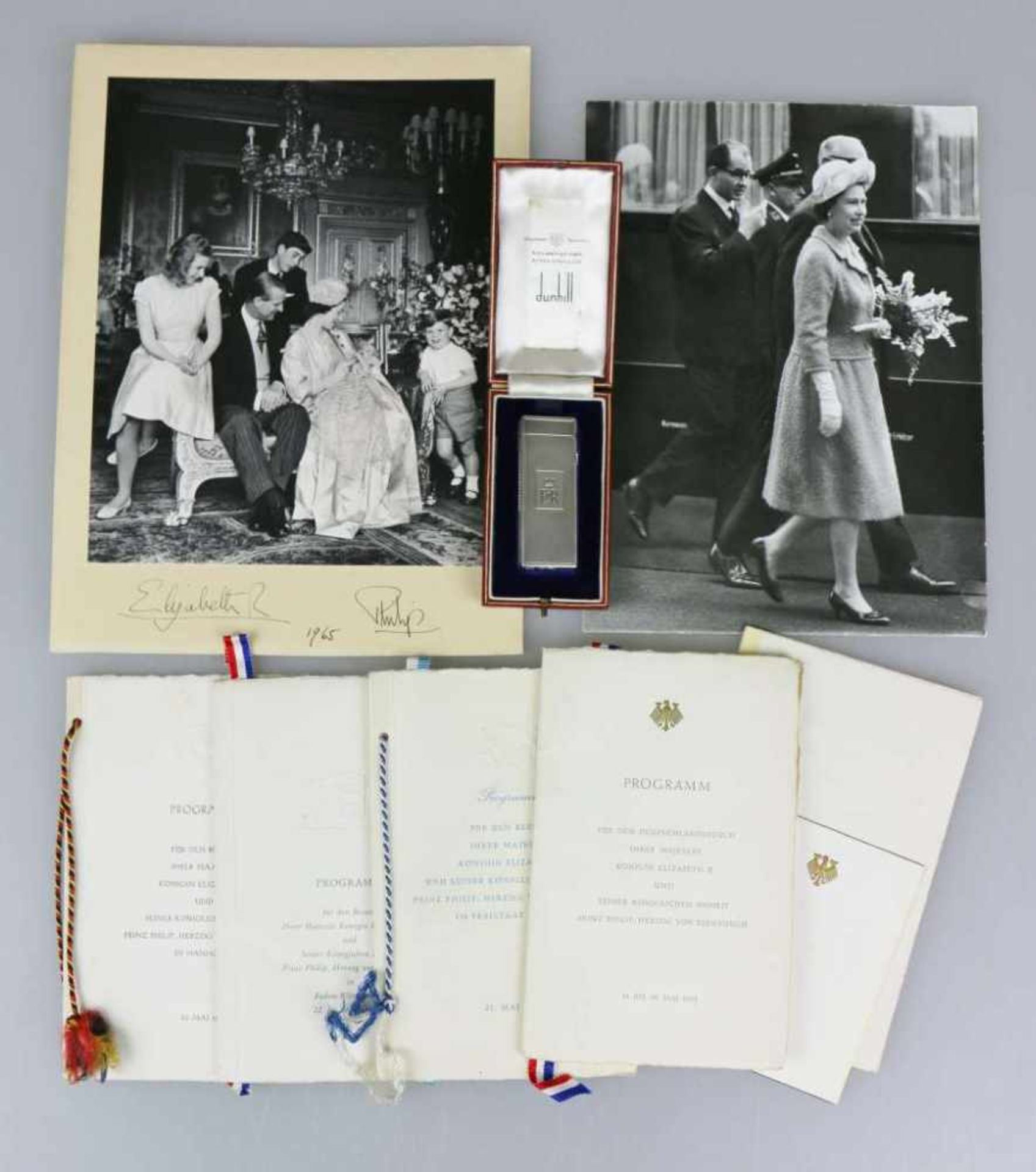 Royale Ephemera, Konvolut Ehrengeschenk von Königin Elisabeth II, bestehend aus: einem Dunhill