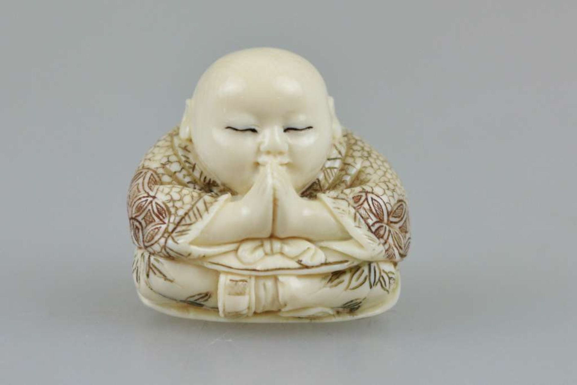 Netsuke, Japan, wohl 19. Jh., kleiner, sitzender Buddha, Elfenbein, am Boden signiert, H.: ca. 3 - Bild 2 aus 4