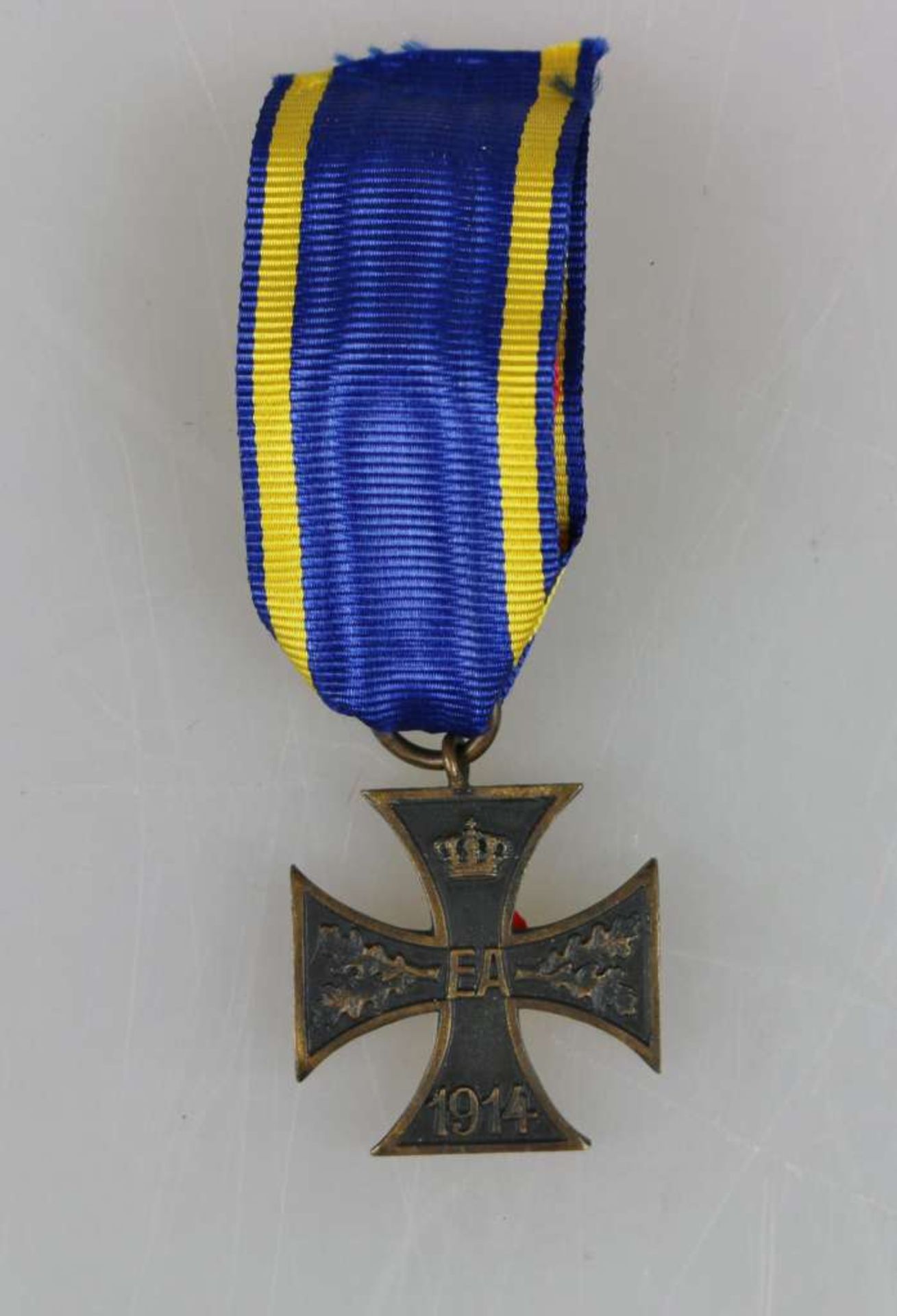 Braunschweig, Ernst August Kriegsverdienstkreuz 2. Klasse 1914 am Band, Buntmetall, Zustand 2.