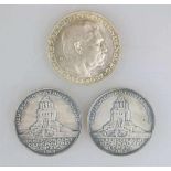 Hindenburg Medaille, Silber, umlaufend Reichspräsident von Hindenburg 1847-1927, am Rand Bayer.