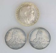 Hindenburg Medaille, Silber, umlaufend Reichspräsident von Hindenburg 1847-1927, am Rand Bayer.