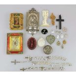 Konvolut Devotionalien: kl. Weihwasserbecken, Miniaturkruzifixus aus Bein, Wachskindl,