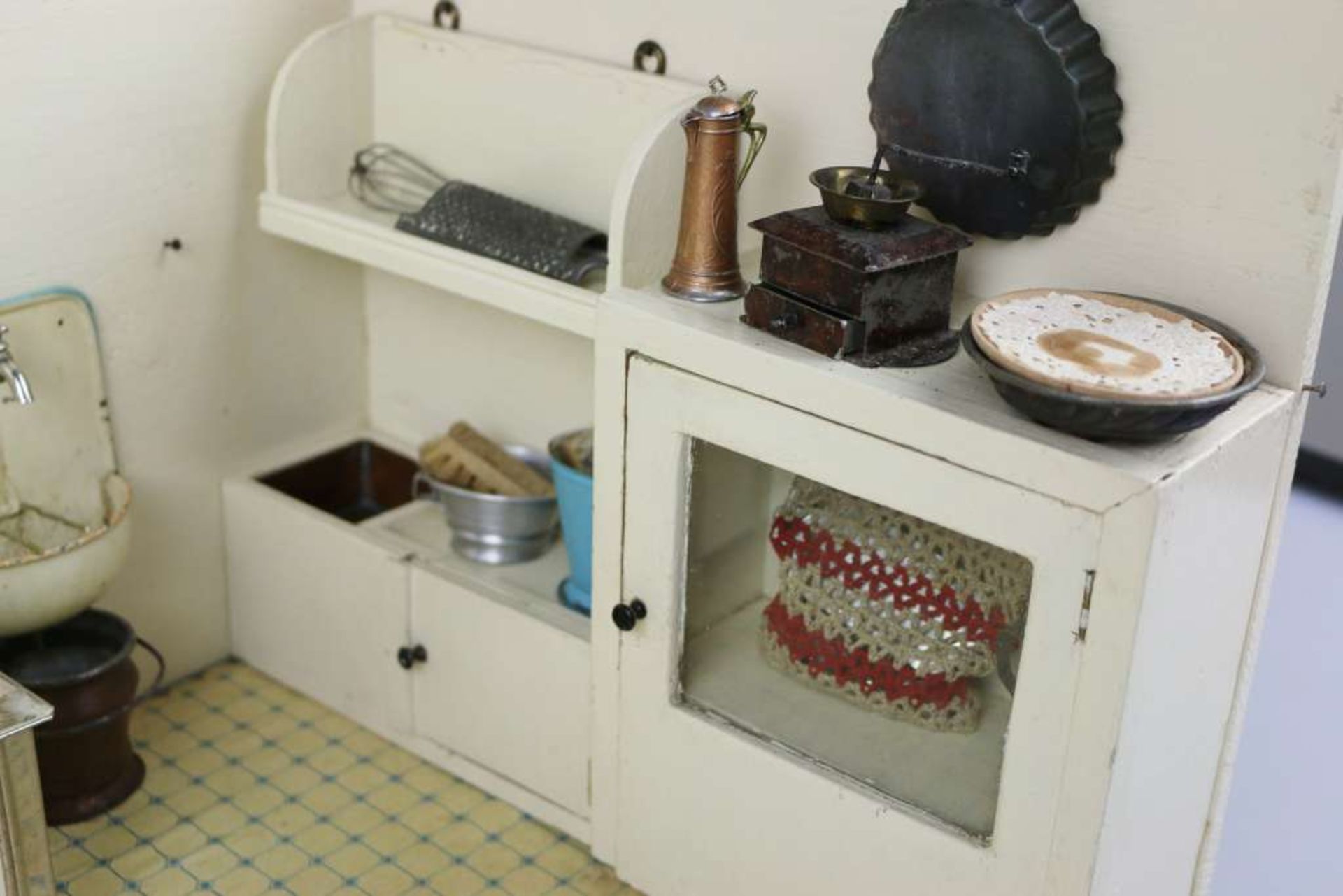 Puppenstube "Küche", 1. H. 20. Jh., 1-Raum, Boden mit Kachelmuster-Tapete, Inhalt: Möbelgarnitur aus - Image 4 of 6