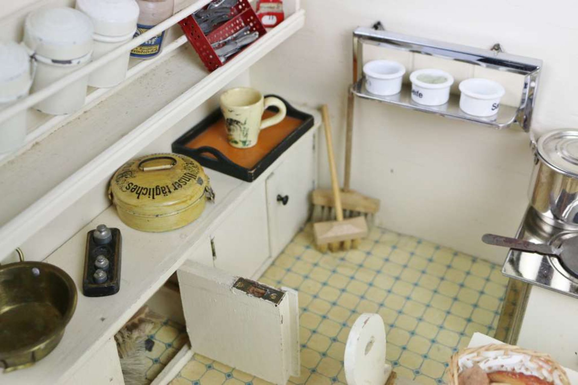 Puppenstube "Küche", 1. H. 20. Jh., 1-Raum, Boden mit Kachelmuster-Tapete, Inhalt: Möbelgarnitur aus - Image 2 of 6