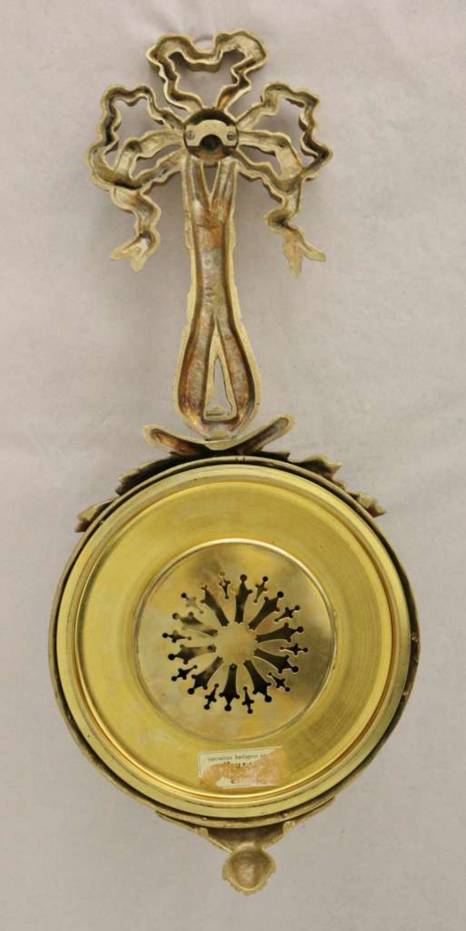 Cartelluhr, vergoldet, mit Bandelwerkhängung, rundes Werkgehäuse mit üppig floralem Dekor, gut - Bild 2 aus 3