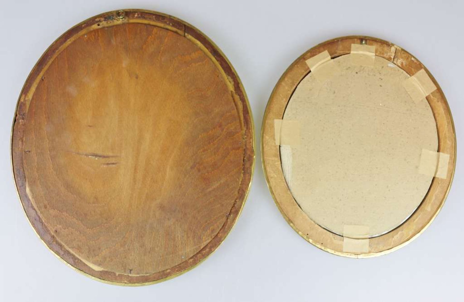 Paar ovale Rahmungen, goldfarbener Metallbeschlag auf Holz, Maße: ca. 43 x 38 bzw. 35,5 x 31,5 cm, - Bild 2 aus 2