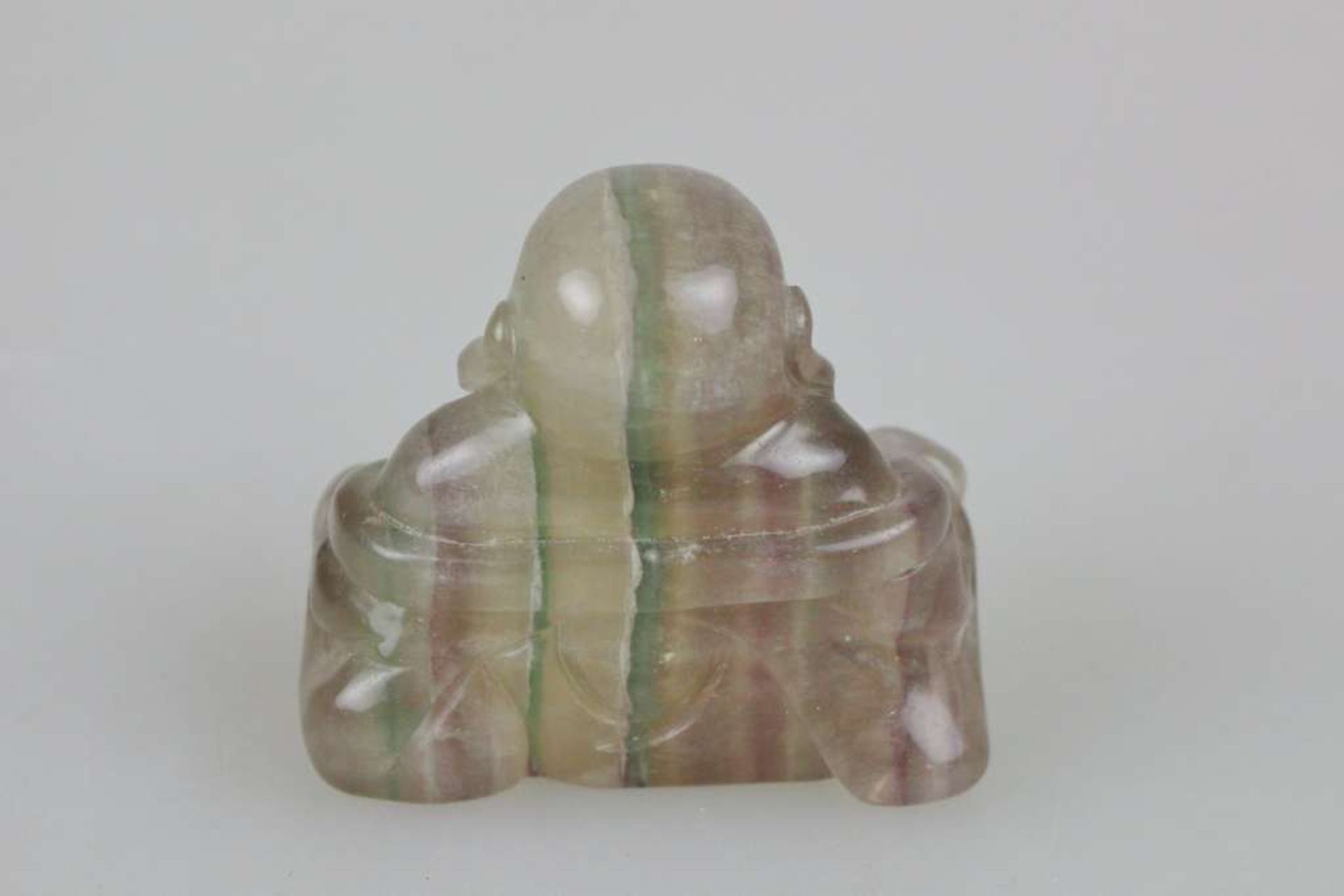 Okimono, Japan, wohl 19. Jh., sitzender Buddha Hotei, Achat oder Glas, H.: ca. 4 cm. - Bild 2 aus 2