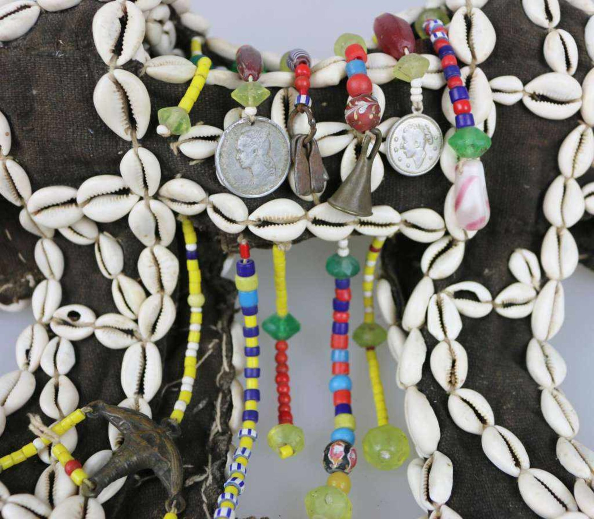 Ritueller Körperschmuck/ Fruchtbarkeitsritual, Afrika, Textilband mit zahlreichen Kaurimuscheln, - Bild 3 aus 3