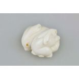 Netsuke, Japan, wohl 19. Jh., zwei liegende, ineinander verschlungene Kaninchen, Augen separat