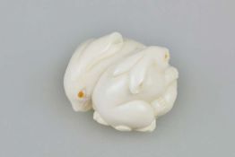 Netsuke, Japan, wohl 19. Jh., zwei liegende, ineinander verschlungene Kaninchen, Augen separat